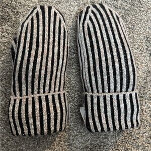Lululemon Mittens
